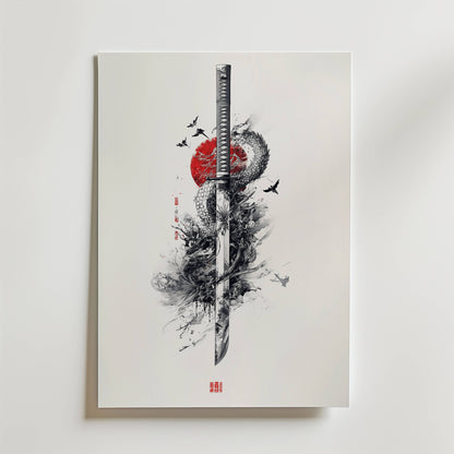 Bozetto Katana Poster föreställer en vertikalt centrerad japansk katana, omgiven av en drake, röd sol, svarta fåglar och rökiga bläckstänk, som ger traditionell japansk konst till en ren vit bakgrund.