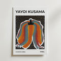 Bozetto Yayoi Kusama Pumpkin 2002 No.2 Poster har en djärv pumpaillustration på en svartvit geometrisk bakgrund, tryckt på FSC-certifierat premiumpapper för en högkvalitativ finish. Konstnärens namn visas högst upp i feta bokstäver.