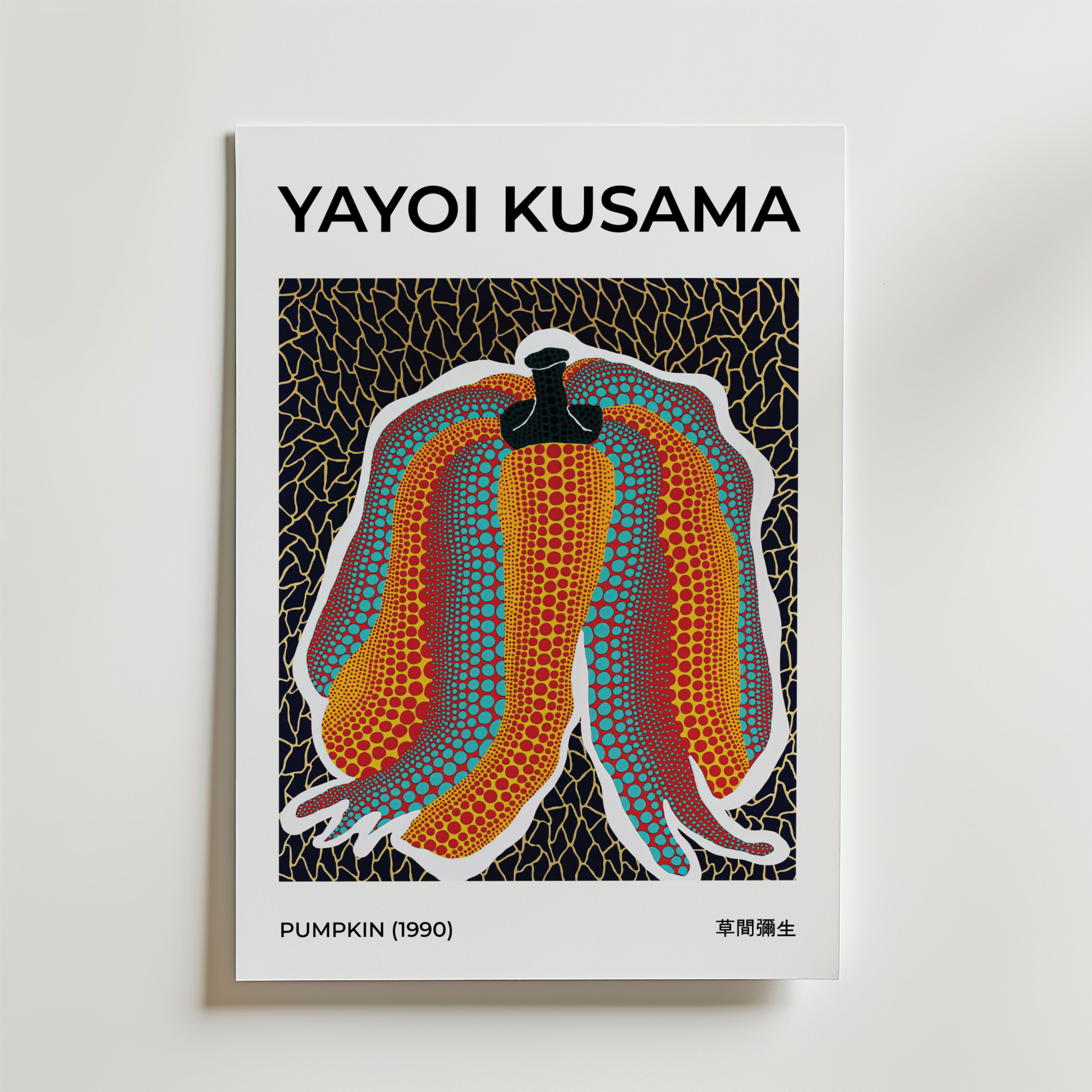 Bozetto Yayoi Kusama Pumpkin 2002 No.2 Poster har en djärv pumpaillustration på en svartvit geometrisk bakgrund, tryckt på FSC-certifierat premiumpapper för en högkvalitativ finish. Konstnärens namn visas högst upp i feta bokstäver.