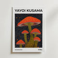 Bozetto Yayoi Kusama Mushrooms Poster visar Kusamas röda svampar med gula prickar på en svart, färgstark prickig bakgrund, tryckt på FSC-certifierat premiumpapper för en högkvalitativ finish. Titeln visas längst ner.
