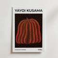 Yayoi Kusama Shanghai Pumpkin Poster by Bozetto har en svart bakgrund med Kusamas karaktäristiska orange prickiga pumpa. Tryckt på FSC-certifierat premiumpapper för en högkvalitativ finish.