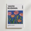 Bozetto Yayoi Kusama Summer Flowers Poster visar Kusamas konstverk från 1990 med rosa blommor på blått, tryckt på FSC-certifierat premiumpapper med en lyxigt matt yta. Konstnärens namn visas på engelska och japanska.
