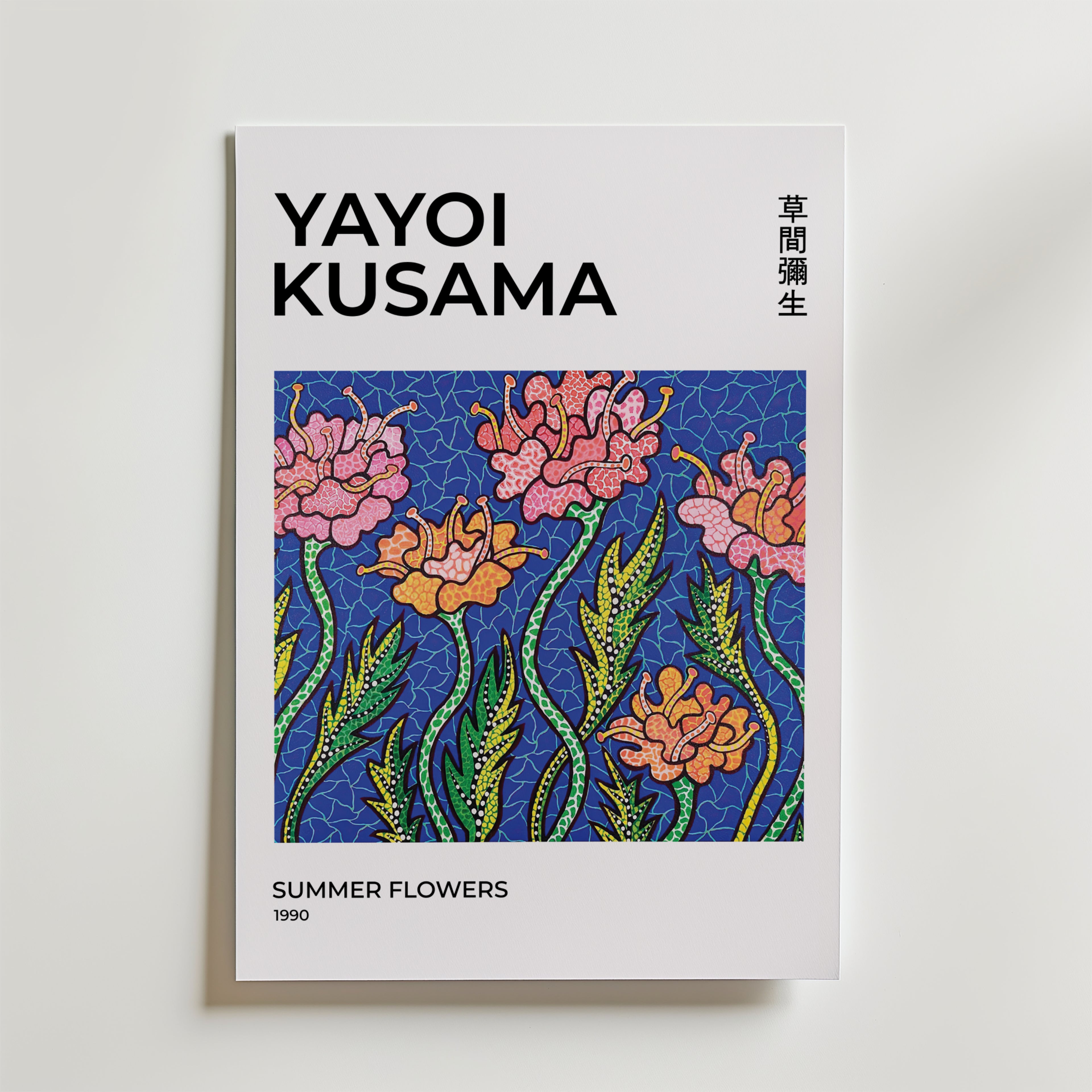 Bozetto Yayoi Kusama Summer Flowers Poster visar Kusamas konstverk från 1990 med rosa blommor på blått, tryckt på FSC-certifierat premiumpapper med en lyxigt matt yta. Konstnärens namn visas på engelska och japanska.