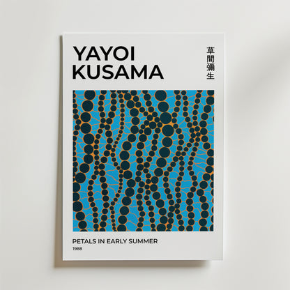 Bozetto Yayoi Kusama Summer Petals Poster har fet text, japanska tecken och abstrakta svarta vågiga linjer med guldprickar på blå botten. Tryckt på FSC-certifierat premiumpapper för en högkvalitativ finish.