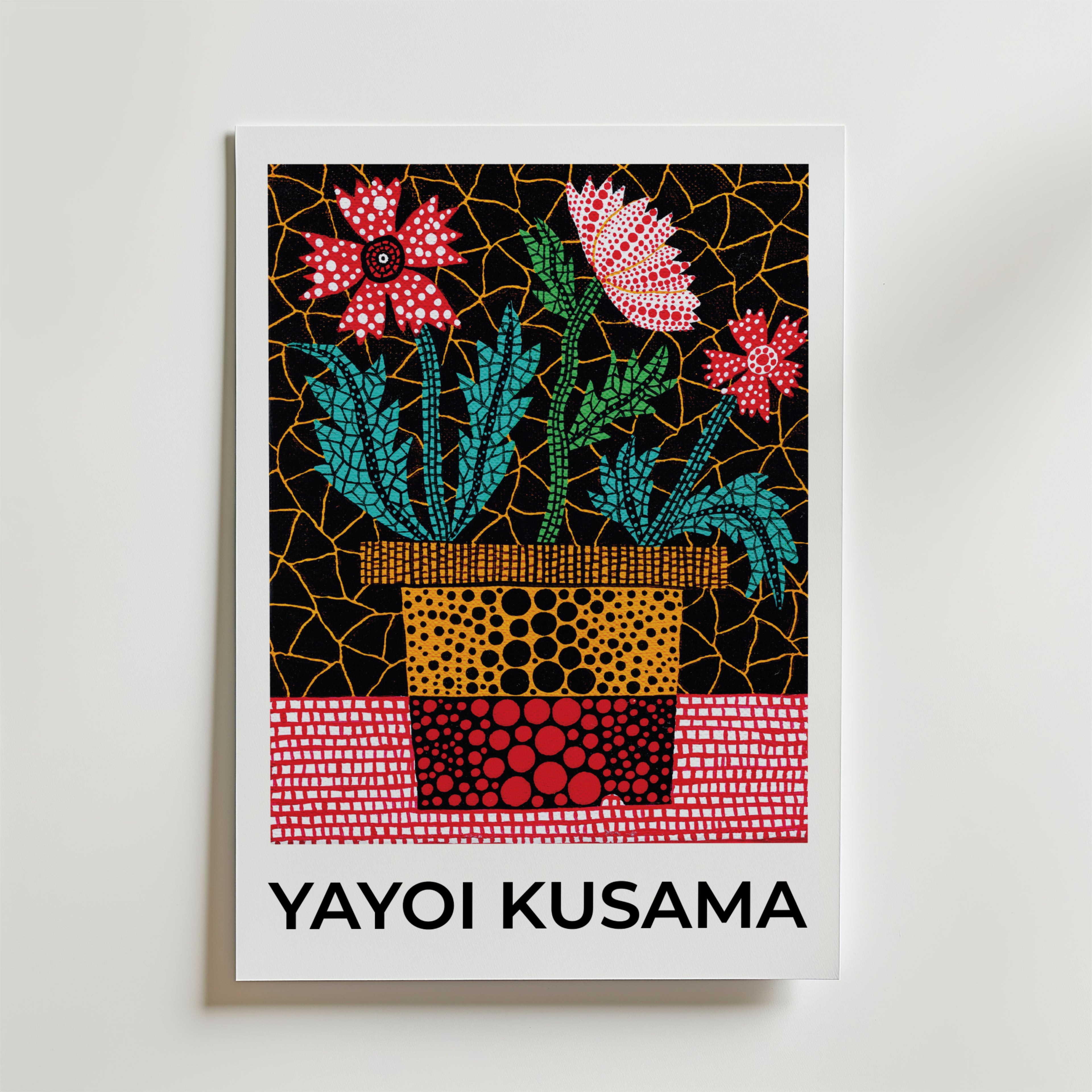 Bozetto Yayoi Kusama Garden Rhythm Poster visar abstrakta, prickiga blommor i en kruka på en svart och guldfärgad mosaikbakgrund, tryckt på FSC-certifierat premiumpapper. "Yayoi Kusama" finns längst ner för en raffinerad touch.