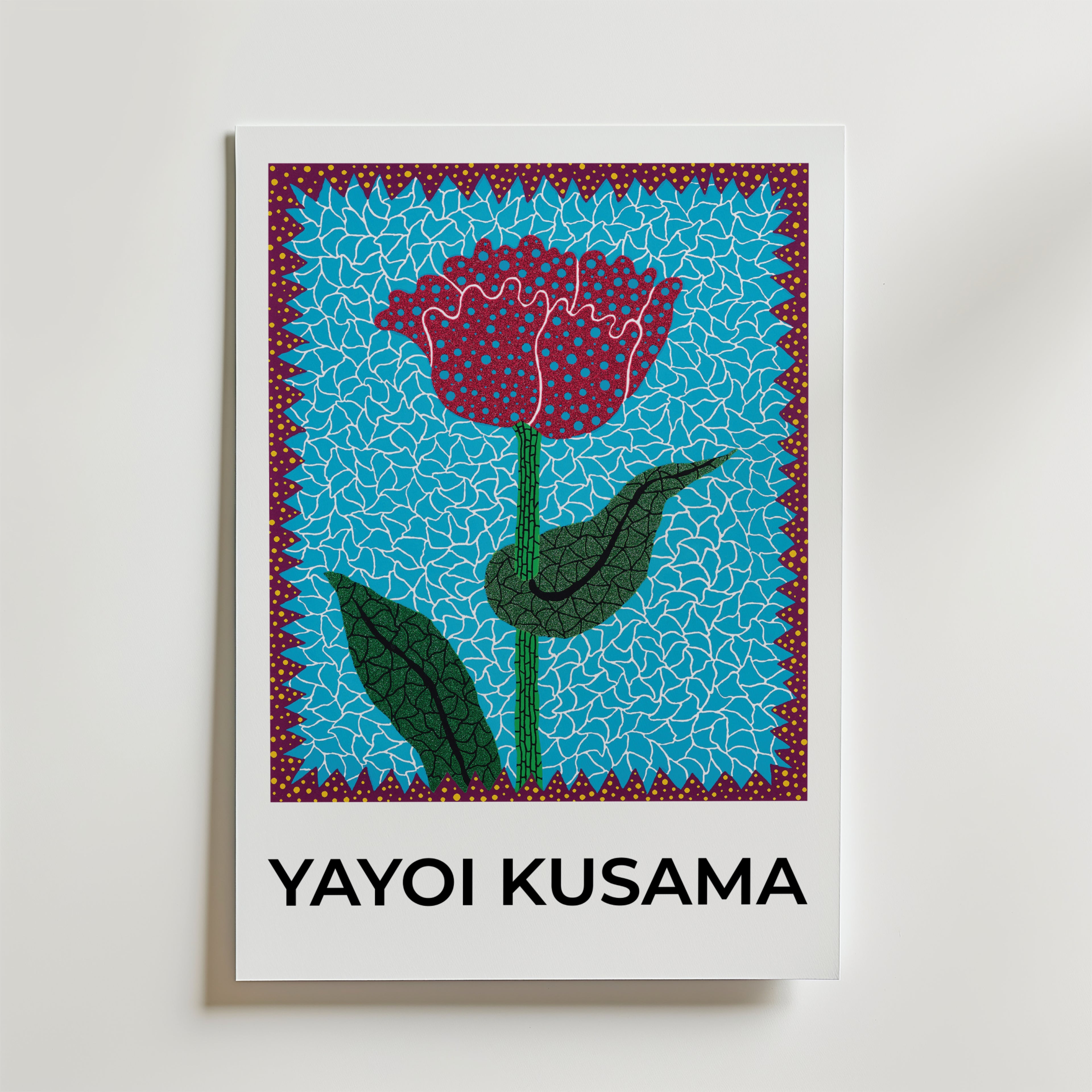 Yayoi Kusama Flower Pulse Poster by Bozetto har en stiliserad röd blomma med gröna blad på en blåmönstrad bakgrund, röd punktkant och fet "YAYOI KUSAMA" text på FSC-certifierat premiumpapper.