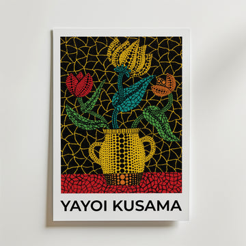 Bozetto Yayoi Kusama Pattern Botanist Poster visar en prickig vas med tre stiliserade blommor på en svart och gul texturerad bakgrund, tryckt på FSC-certifierat premiumpapper, med 