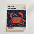 Yayoi Kusama Cosmic Crab Poster från Bozetto har fet svart text, en rödprickig krabba, japanska detaljer, "Tokyo 1993" och "Musée d'Art Moderne de la Ville de Paris" - tryckt på FSC-certifierat premiumpapper med en högkvalitativ finish.
