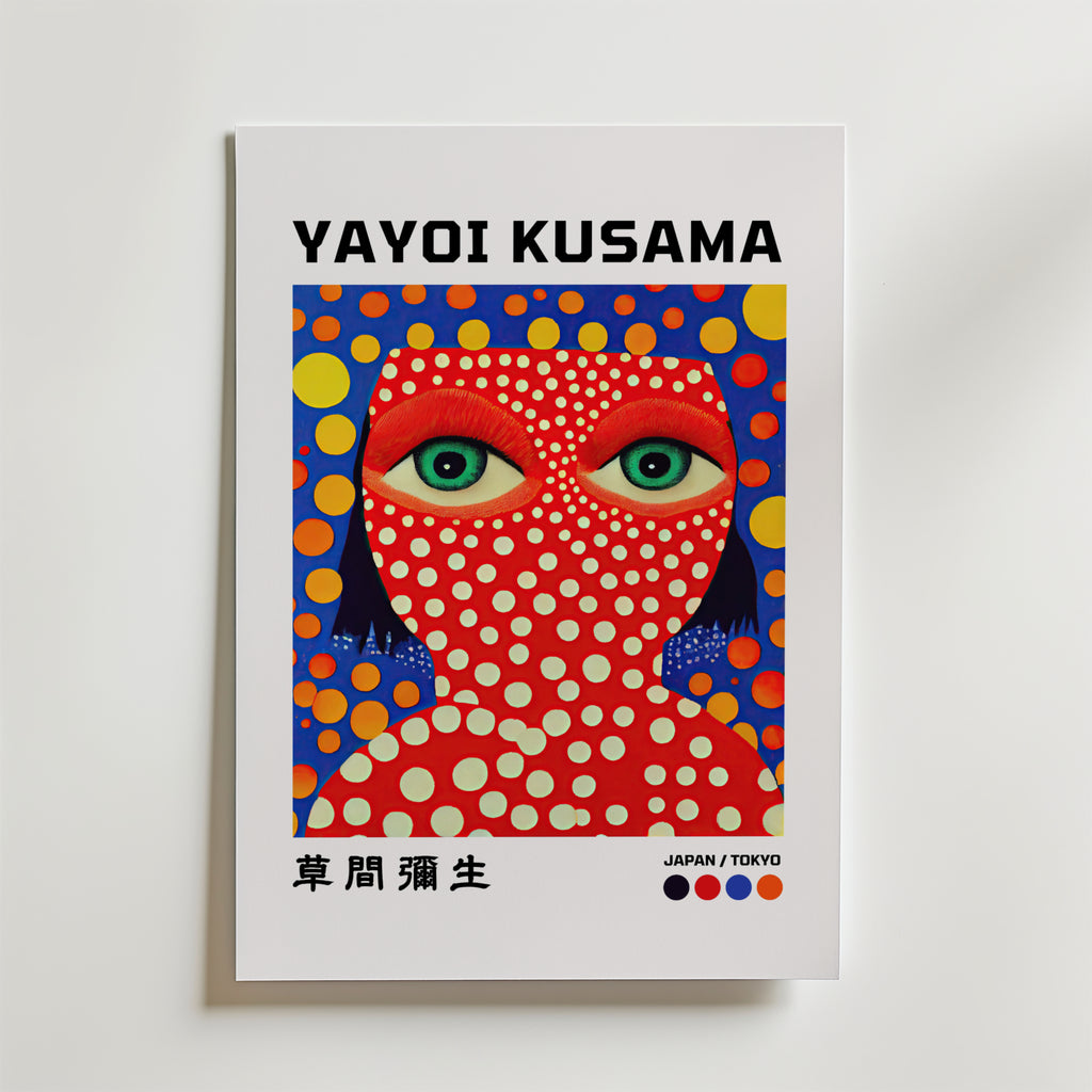 Yayoi Kusama Dots Poster från Bozetto visar ett stiliserat ansikte med stora gröna ögon och rödgula prickar på en livfull bakgrund. Postern är tryckt på FSC-certifierat premiumpapper och har engelsk och japansk text för en högkvalitativ finish.