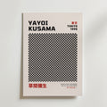 Bozetto Yayoi Kusama Abstract Dots Poster har fet "Yayoi Kusama" text, röda japanska och engelska detaljer, en stor svartvitrutig kvadrat och nämner Tokyo 1998 och ett museum i Paris. Tryckt på FSC-certifierat premium matt papper.