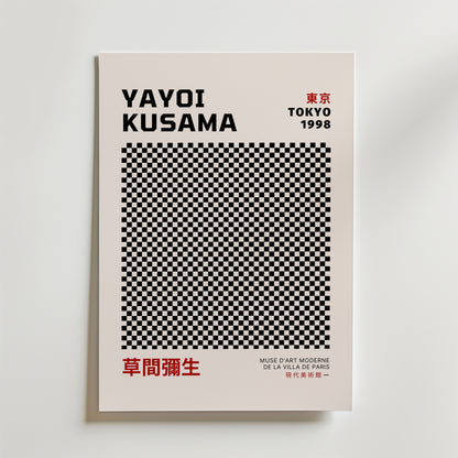 Bozetto Yayoi Kusama Abstract Dots Poster har fet "Yayoi Kusama" text, röda japanska och engelska detaljer, en stor svartvitrutig kvadrat och nämner Tokyo 1998 och ett museum i Paris. Tryckt på FSC-certifierat premium matt papper.