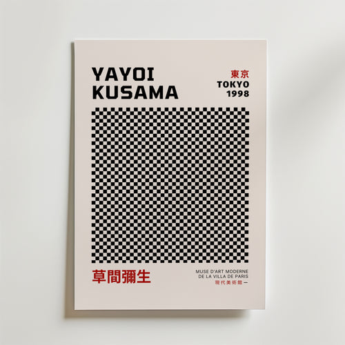 Bozetto Yayoi Kusama Abstract Dots Poster har fet "Yayoi Kusama" text, röda japanska och engelska detaljer, en stor svartvitrutig kvadrat och nämner Tokyo 1998 och ett museum i Paris. Tryckt på FSC-certifierat premium matt papper.