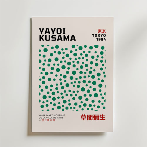 Bozetto Yayoi Kusama Belros Poster har gröna prickar på vit botten, trespråkig text (engelska, japanska, franska) och är tryckt på FSC-certifierat premiumpapper med en lyxigt matt yta för en riktigt högkvalitativ finish.
