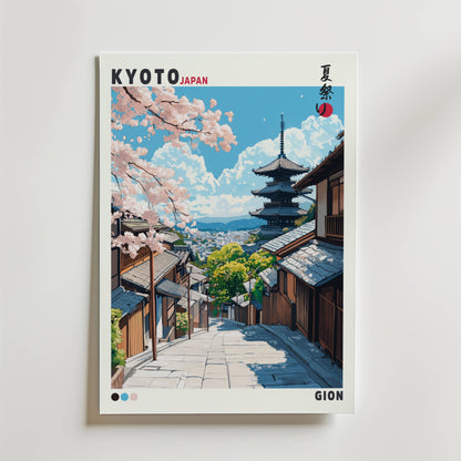 Kyoto Gion Poster från Bozetto visar en traditionell gata i Kyoto med trähus, körsbärsblommor och Yasaka Pagoda under en blå himmel. Japansk text, "KYOTO JAPAN" högst upp och "GION" längst ner framkallar en äkta japansk vårkänsla.