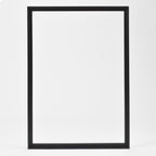 En stor, tom Canvas Träram Svart från Bozetto står upprätt mot en vit bakgrund. Den har rena, enkla linjer och ingen konst eller foto inuti.