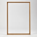 Bozetto Canvas Träram Ek är en enkel, tom tavelram i trä med en exklusiv träram, som står upprätt mot en vit bakgrund.