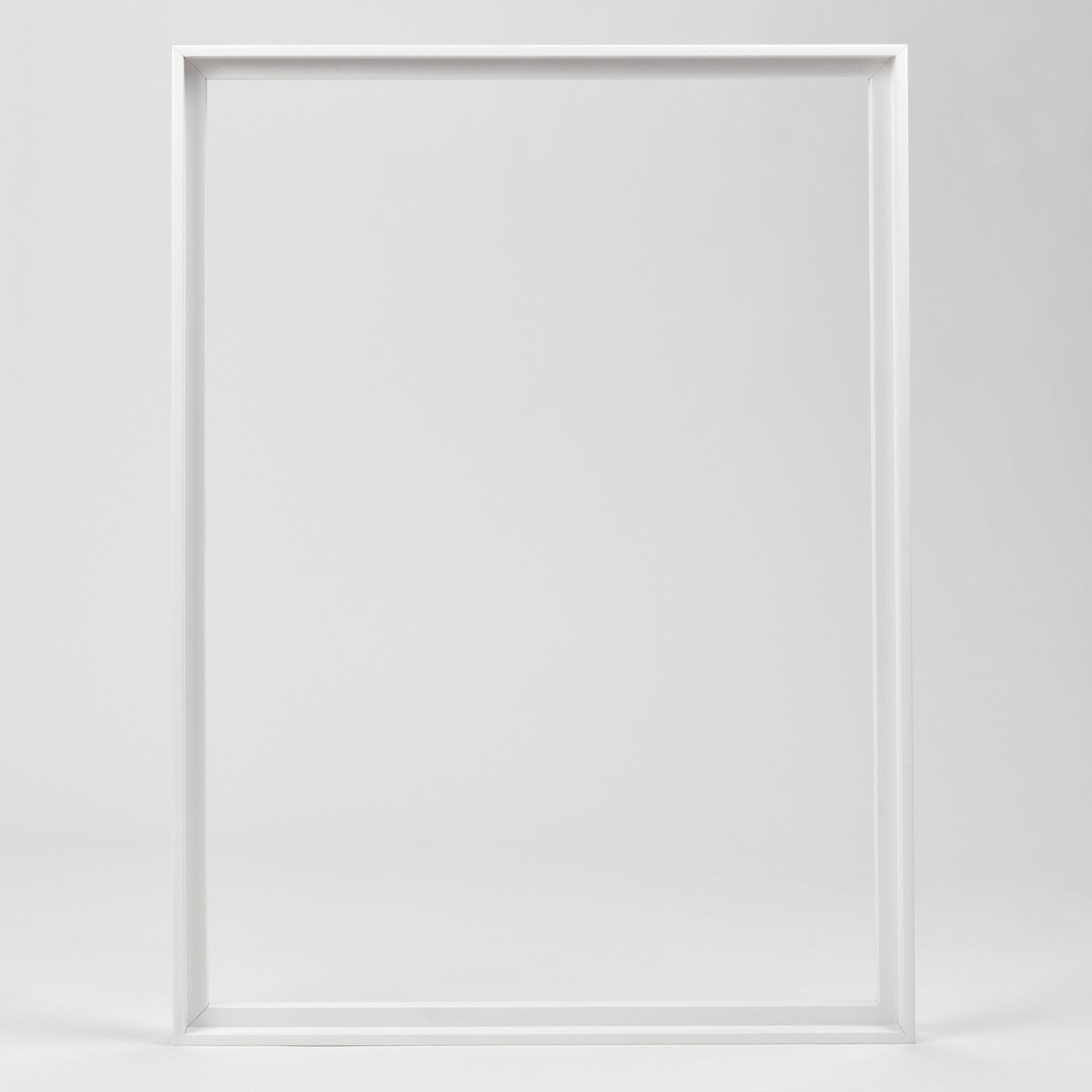 Bozetto Canvas Träram Vit (svävande ram) står upprätt mot en vit bakgrund, redo att visa upp din konst.