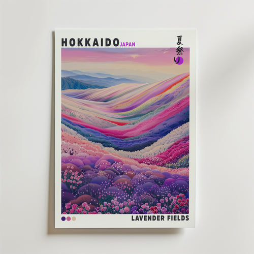 Bozetto Hokkaido Lavender Fields Poster visar levande lila, rosa och blå kullar under en mjuk himmel, med "HOKKAIDO JAPAN", "LAVENDER FIELDS" och japanska tecken för japansk inspiration.