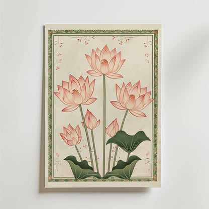 Bozetto Japanese Lotus Poster föreställer blommande rosa lotusblommor med gröna blad på höga stjälkar, mot en krämfärgad bakgrund och inramad av en grön blommig kant för en touch av elegans och tradition.