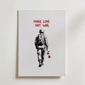 Love Not War Poster – soldat med röd ros i stencilstil, konsttryck från Bozetto