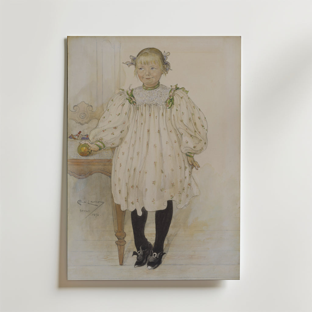 Bozetto Carl Larsson Martha Winslow as a Girl Poster har ett klassiskt konstverk av en ung blond flicka i flätor och mönstrad klänning, stående vid ett bord med ett äpple, som fångar barndomens tidlösa charm.