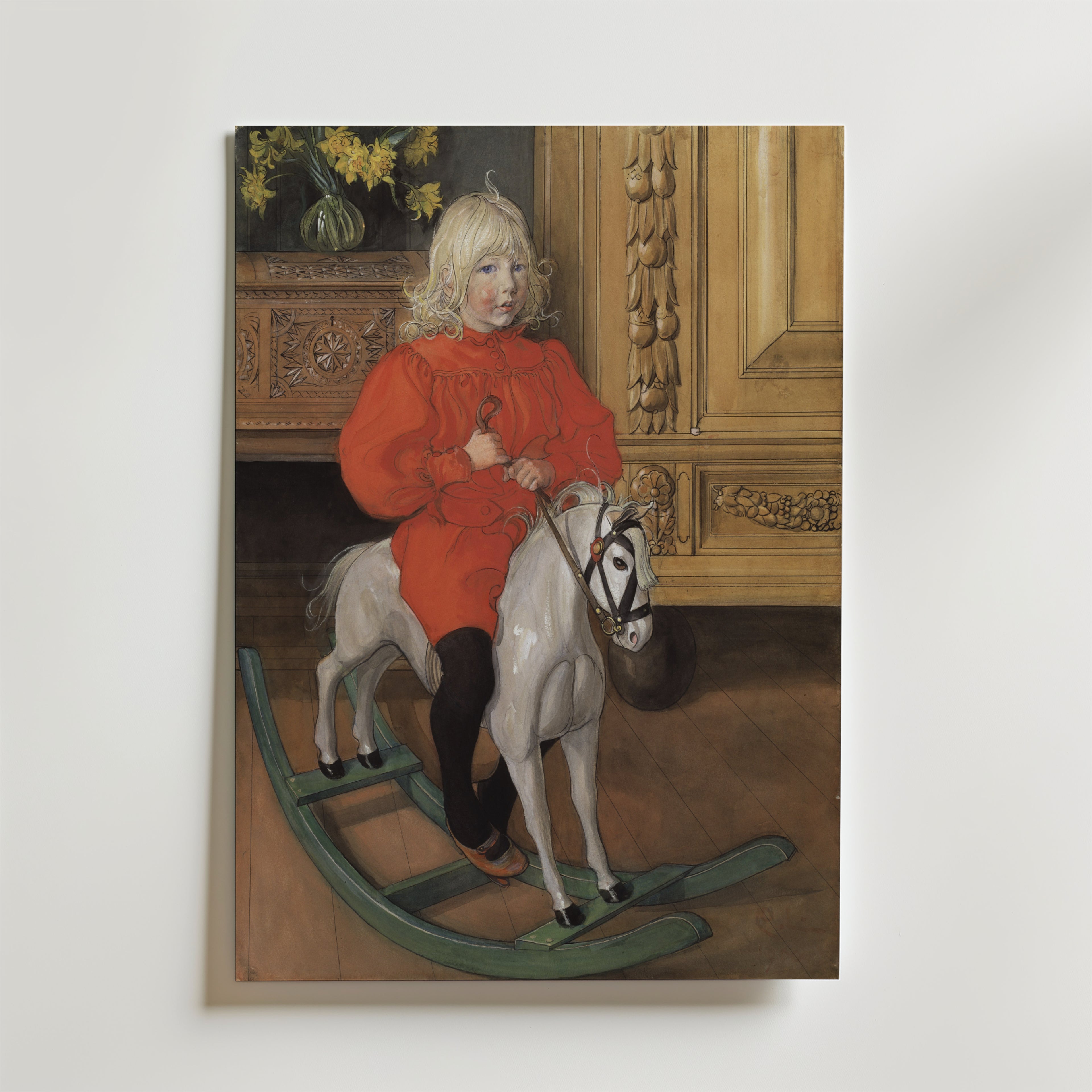 Bozetto-affischen "Carl Larsson Murre Portrait of Casimir Laurin" visar ett blont barn i röd klänning på en vit gunghäst, omgiven av utsmyckade möbler och gula blommor för en nostalgisk och mysig atmosfär.