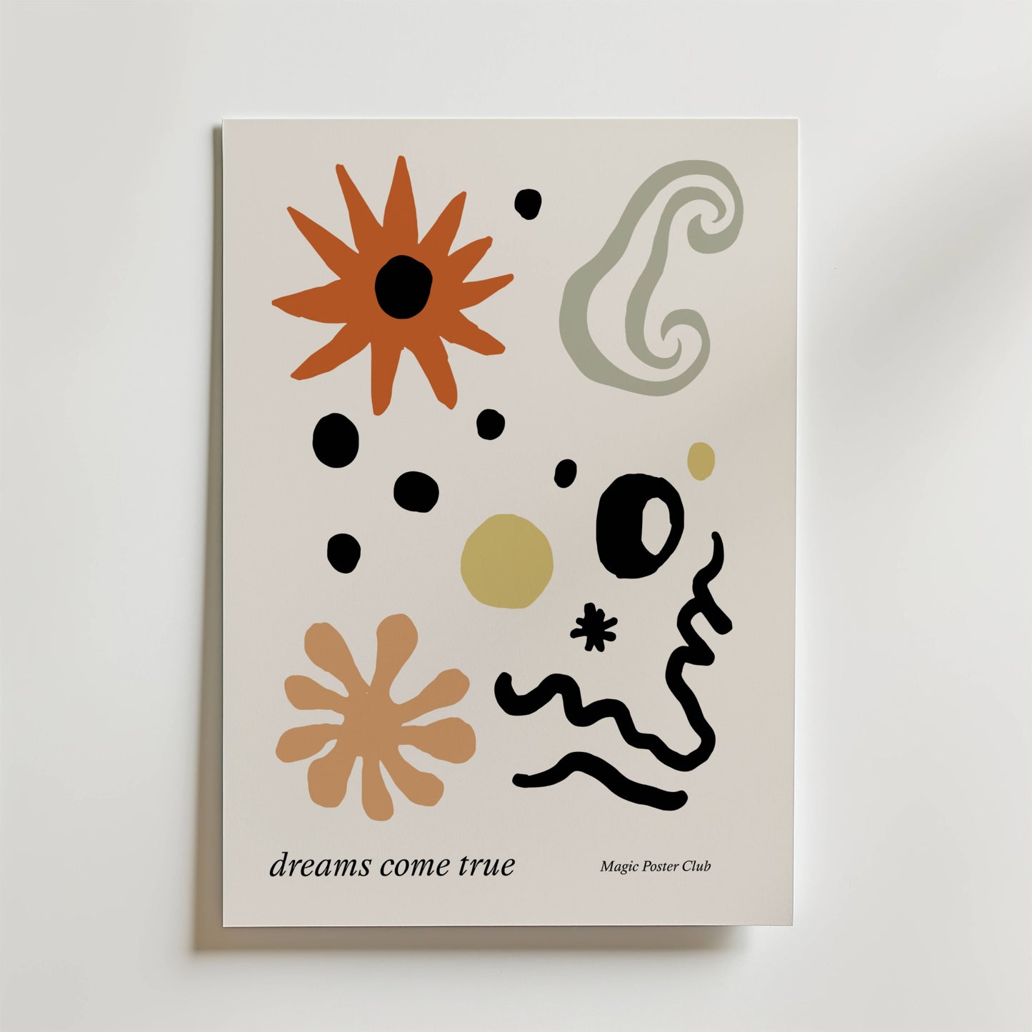 Dreams Come True Poster från Bozetto har abstrakta former i orange, svart, olivgrönt och guld på vit botten, vilket ger en känsla av rörelse. "dreams come true" står det längst ner till vänster med Magic Poster Club i små bokstäver.