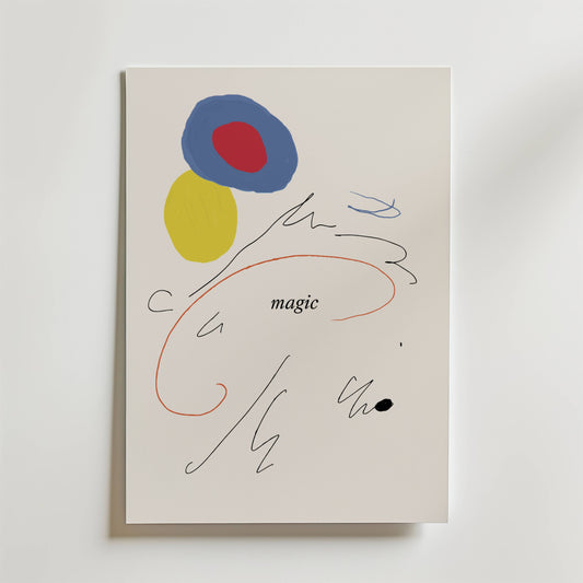 Traces of Magic Poster by Bozetto är ett minimalistiskt konstverk med färgglada abstrakta former, svarta snirkliga linjer och ordet "magi" centrerat på en vit bakgrund.