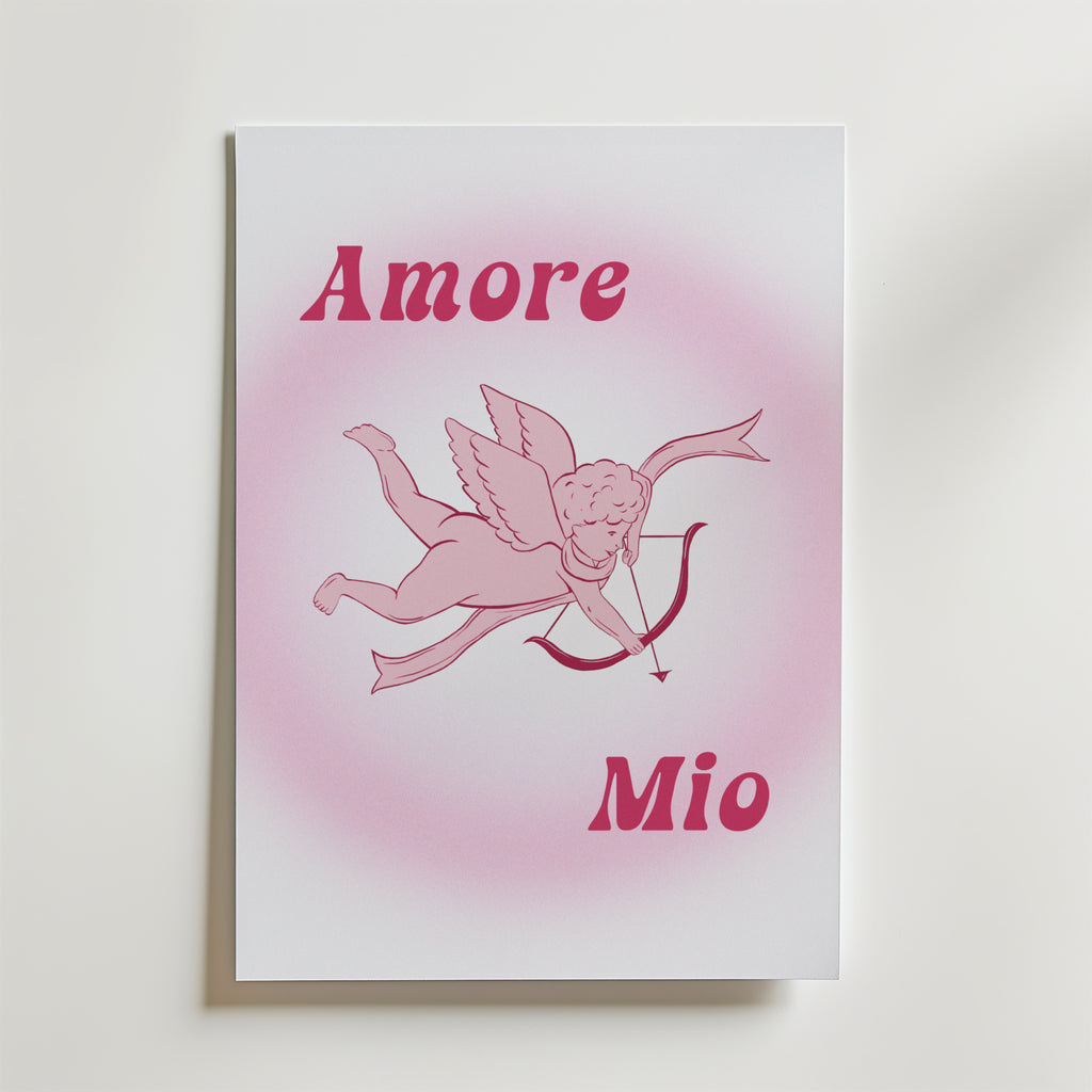 Amore Mio Cupid Poster by Bozetto har en rosa Cupid illustration med "Amore Mio" i rosa bokstäver - en kärleksfull present eller charmig romantisk dekoration till någon speciell.