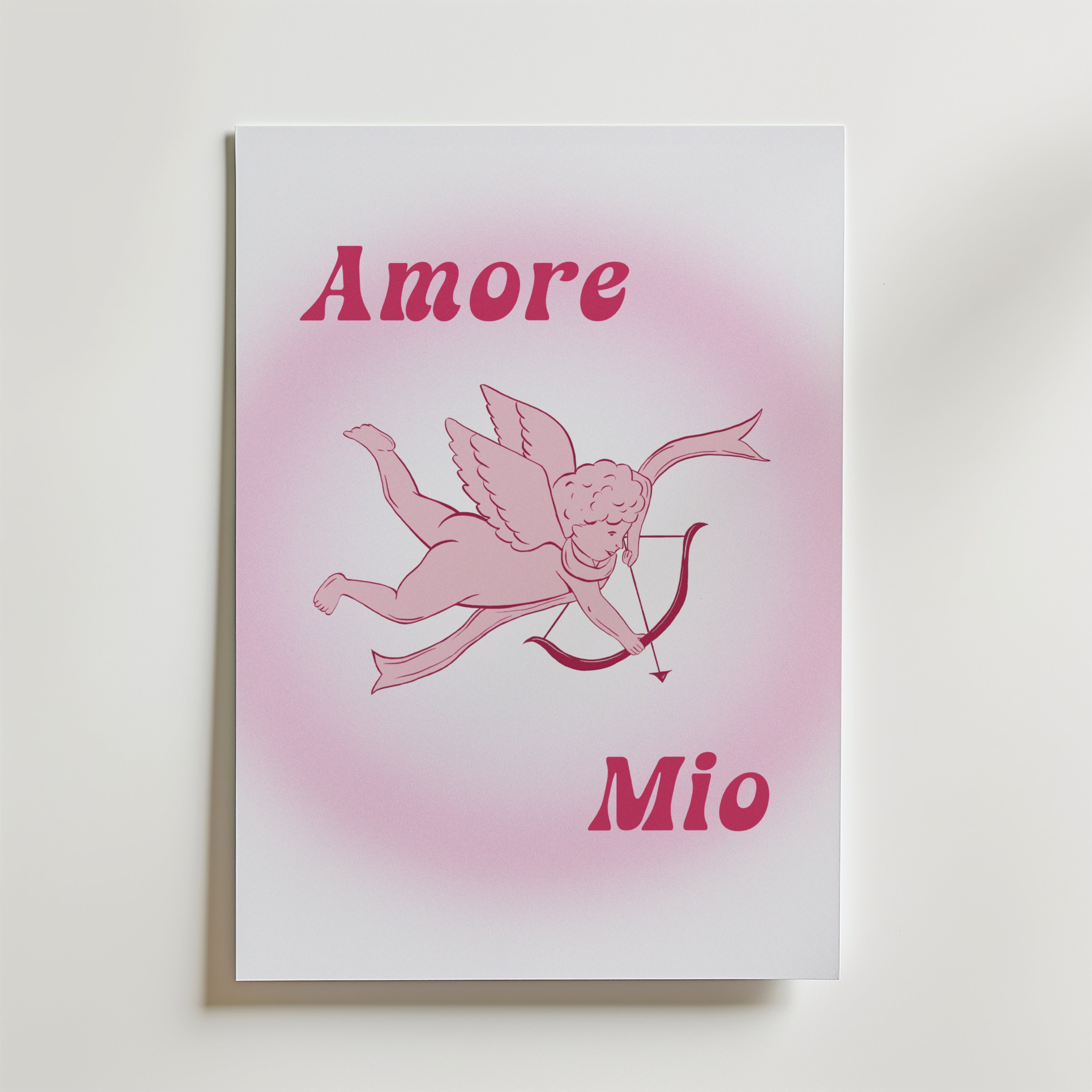 Amore Mio Cupid Poster by Bozetto har en rosa Cupid illustration med "Amore Mio" i rosa bokstäver - en kärleksfull present eller charmig romantisk dekoration till någon speciell.
