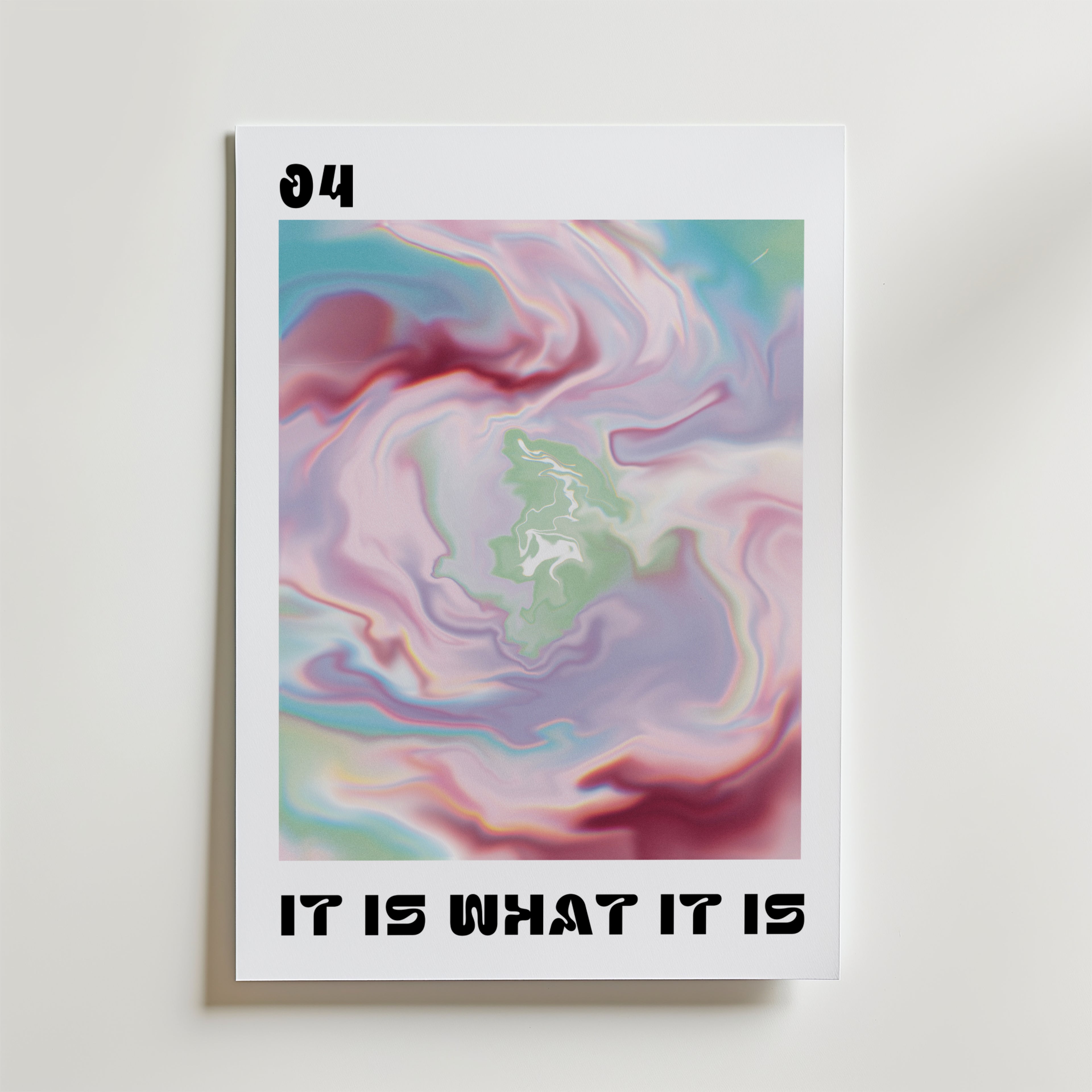 Bozetto "It Is What It Is Poster" har färgglada pastellvirvlar i rosa, blått och grönt. "04" står längst upp till vänster och "IT IS WHAT IT IS" är djärvt tryckt i svart längst ner.