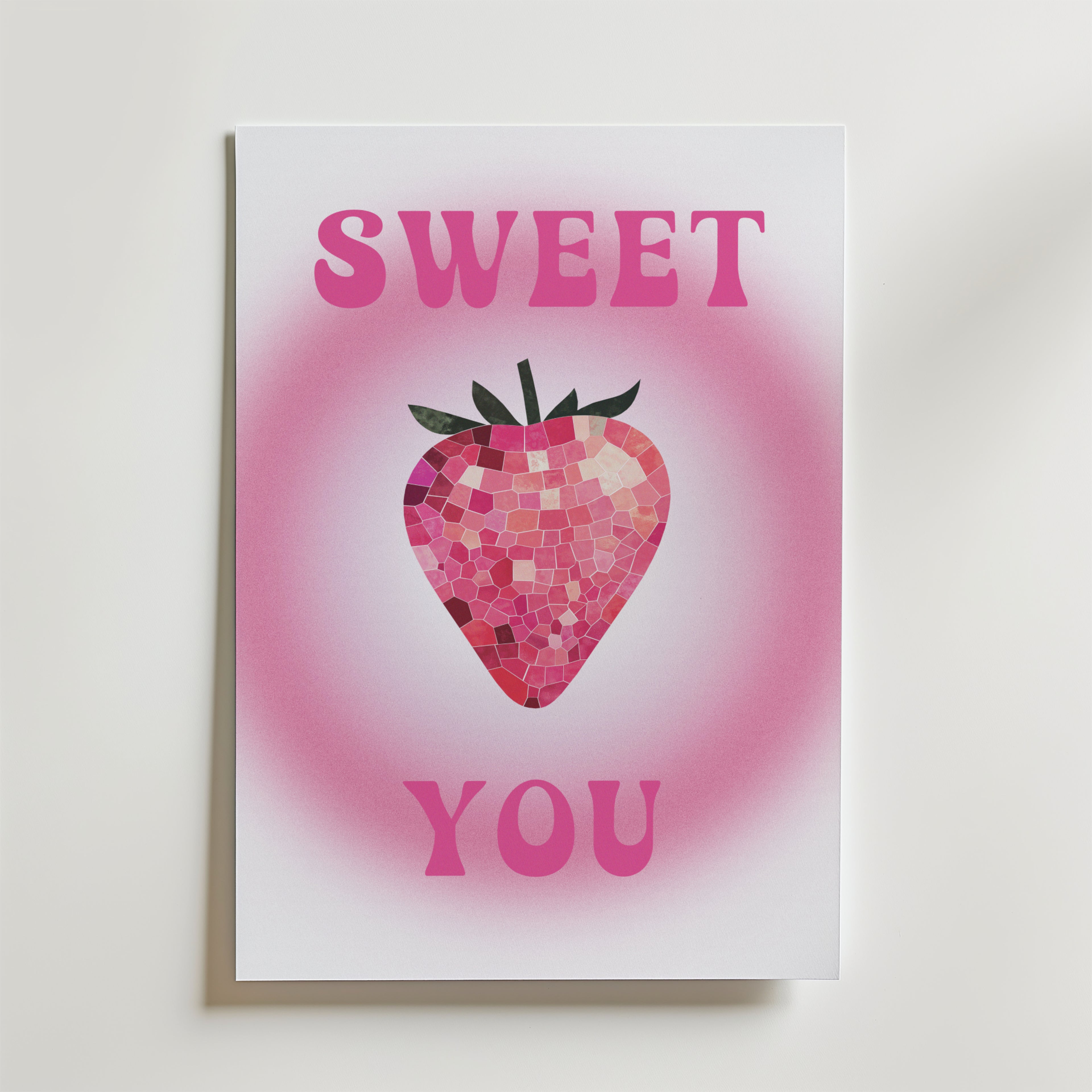 Bubble Love Poster från Bozetto har en jordgubbe i mosaik i mitten, en cirkel med rosa gradient och texten SWEET YOU i feta bokstäver ovanför och under, allt med en blank yta för en snygg och modern look.
