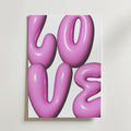 Bubble Love Poster från Bozetto visar ordet LOVE i stora, glänsande rosa ballongliknande bokstäver på en krispigt vit bakgrund - perfekt som LOVE-dekoration för alla utrymmen.