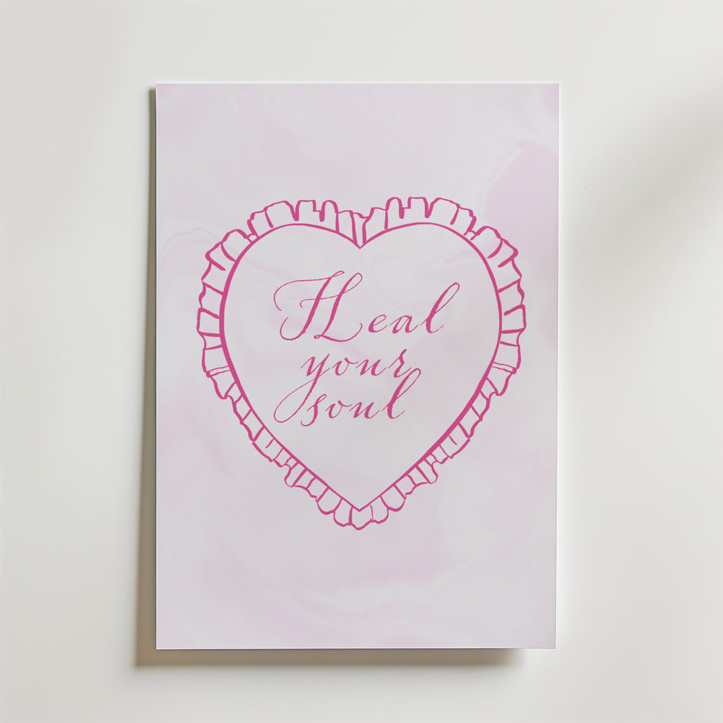 Bozetto Heal Your Soul Poster föreställer ett rosa rufsigt hjärta och "Heal your soul" i elegant stil på en ljusrosa marmorerad bakgrund - en inspirerande påminnelse om egenkärlek och läkning.