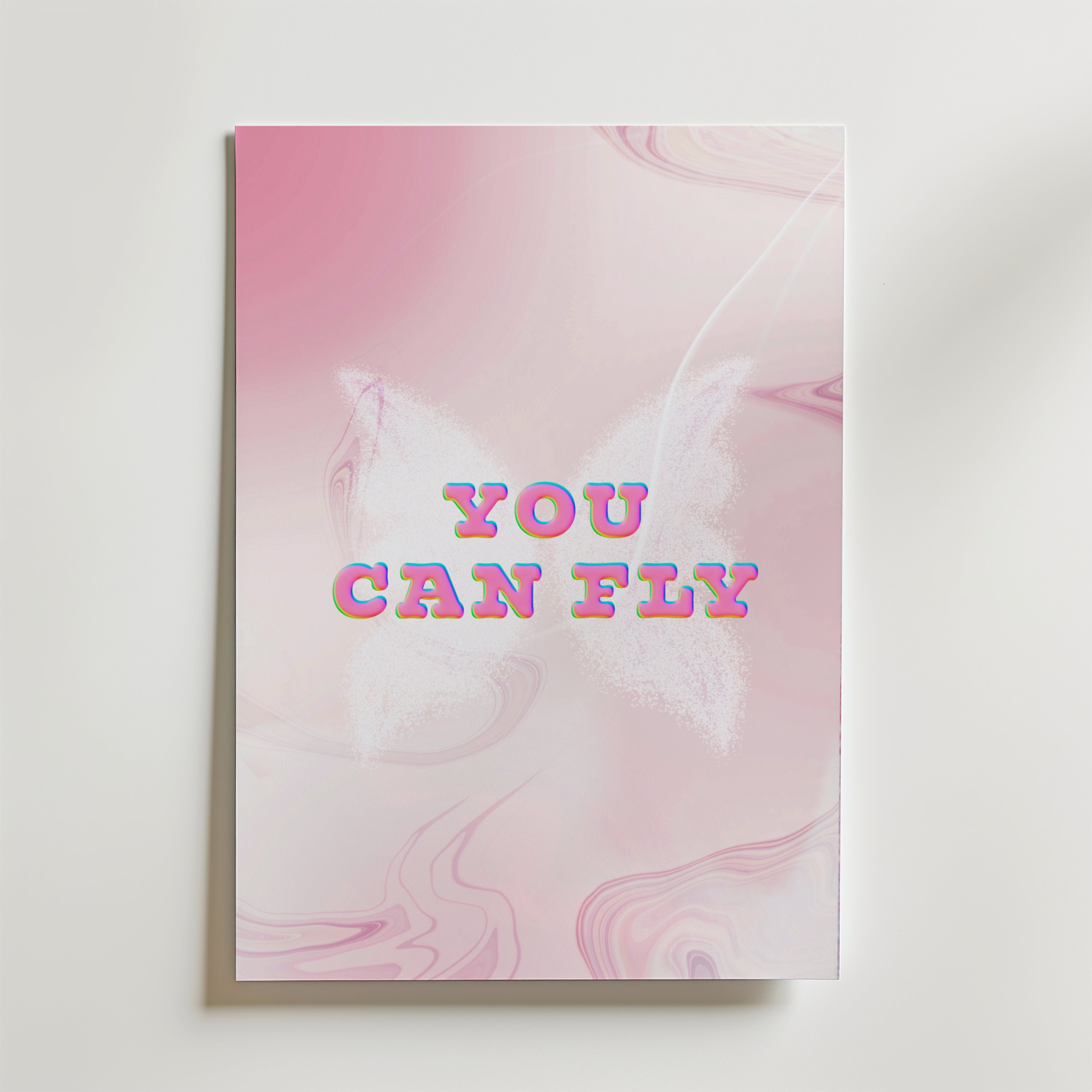 You Can Fly Poster by Bozetto har en färgstark, fet "YOU CAN FLY" text på en rosa marmorerad bakgrund med en subtil vit fjäril - en inspirerande affirmation poster perfekt för upplyftande sovrumsinredning.