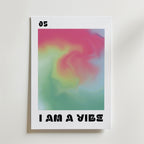 I Am a Vibe Poster från Bozetto har abstrakta regnbågsfärger i rosa, grönt, gult och blått. Upptill står 05 och nedtill syns feta texten "I AM A VIBE". Designen är modern och konstnärlig.