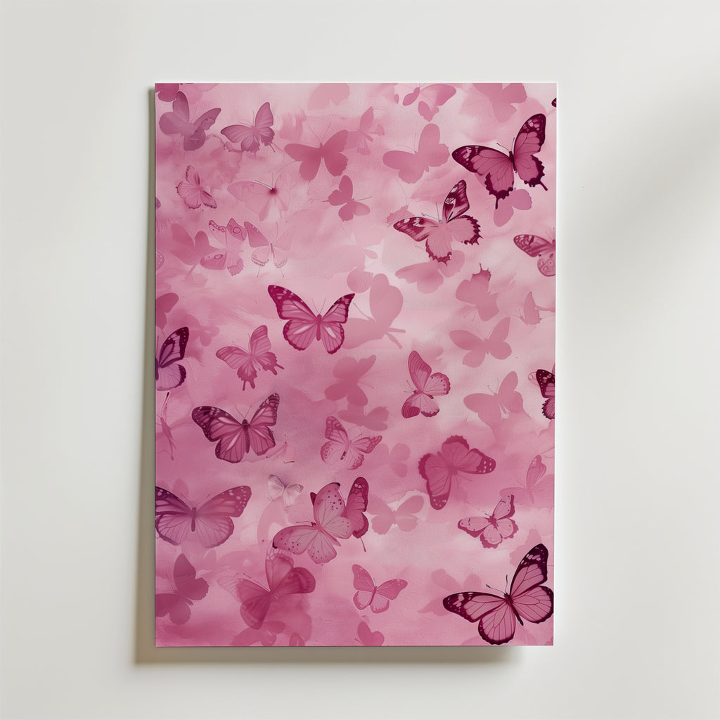 Bozetto Berry Butterfly Bloom Poster har rosa och lila fjärilar i olika storlekar på en mjuk rosa bakgrund som skapar ett fint, nyckfullt mönster - perfekt som rosa väggkonst för alla utrymmen.