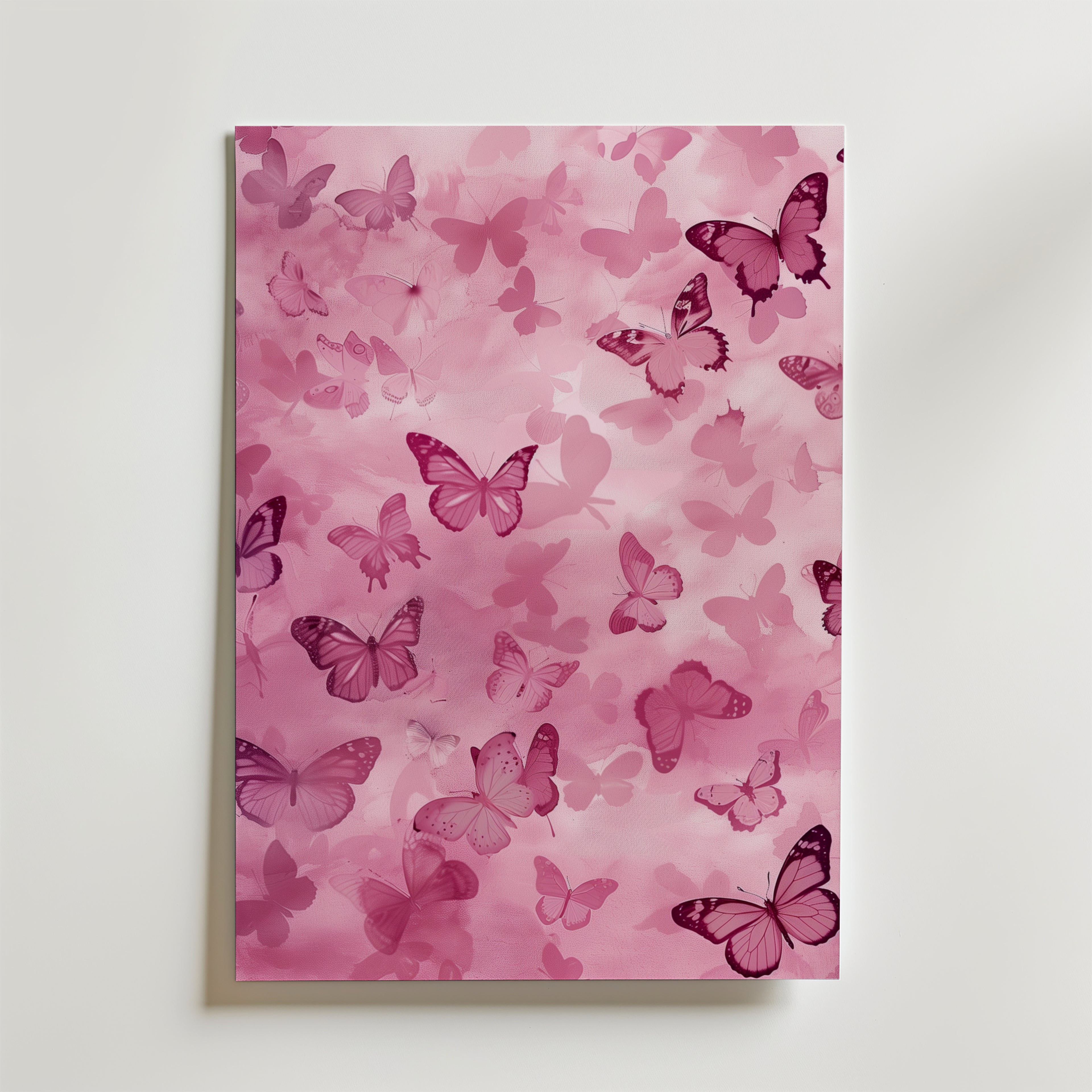 Bozetto Berry Butterfly Bloom Poster har rosa och lila fjärilar i olika storlekar på en mjuk rosa bakgrund som skapar ett fint, nyckfullt mönster - perfekt som rosa väggkonst för alla utrymmen.