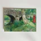 Bozetto "Carl Larsson The Bridge in Grez Poster" har akvarell konststil med en kvinna i röd klänning och vit hatt vid ett träd nära en stenbro över en frodig flod, mitt i grönt gräs och lövverk.