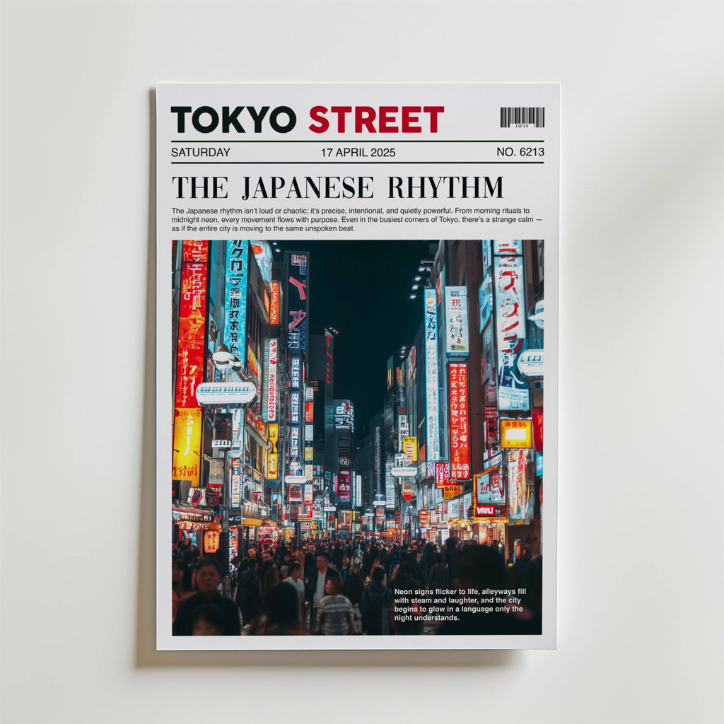 Japanese Rhythm Poster från Bozetto visar en livlig Shinjuku-natt när folkmassor rör sig under livliga neonskyltar och skyltar, och fångar Tokyos dynamiska nattliv i en slående visuell komposition.