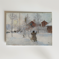 En Bozetto "Carl Larsson The Yard and Washhouse" affisch föreställer ett snöigt landskap i det fridfulla Sundborn, med kala träd, röda trähus och en person som åker släde under den milda vintersolen.