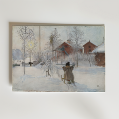 En Bozetto "Carl Larsson The Yard and Washhouse" affisch föreställer ett snöigt landskap i det fridfulla Sundborn, med kala träd, röda trähus och en person som åker släde under den milda vintersolen.