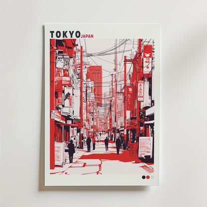 Bozetto Modern Tokyo Poster har en stiliserad röd och vit gatuscen med fotgängare, kraftledningar, höga byggnader, japanska skyltar och "TOKYO JAPAN" högst upp, vilket återspeglar japansk design.