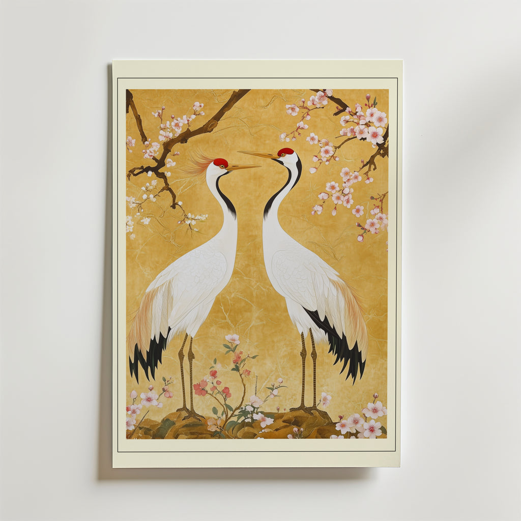 Bozetto Oriental Crane Garden Poster föreställer eleganta tranor med röda kronor bland körsbärsblommor på en guldfärgad bakgrund, som fångar traditionell östasiatisk konst och den lugna skönheten i en japansk trädgård.