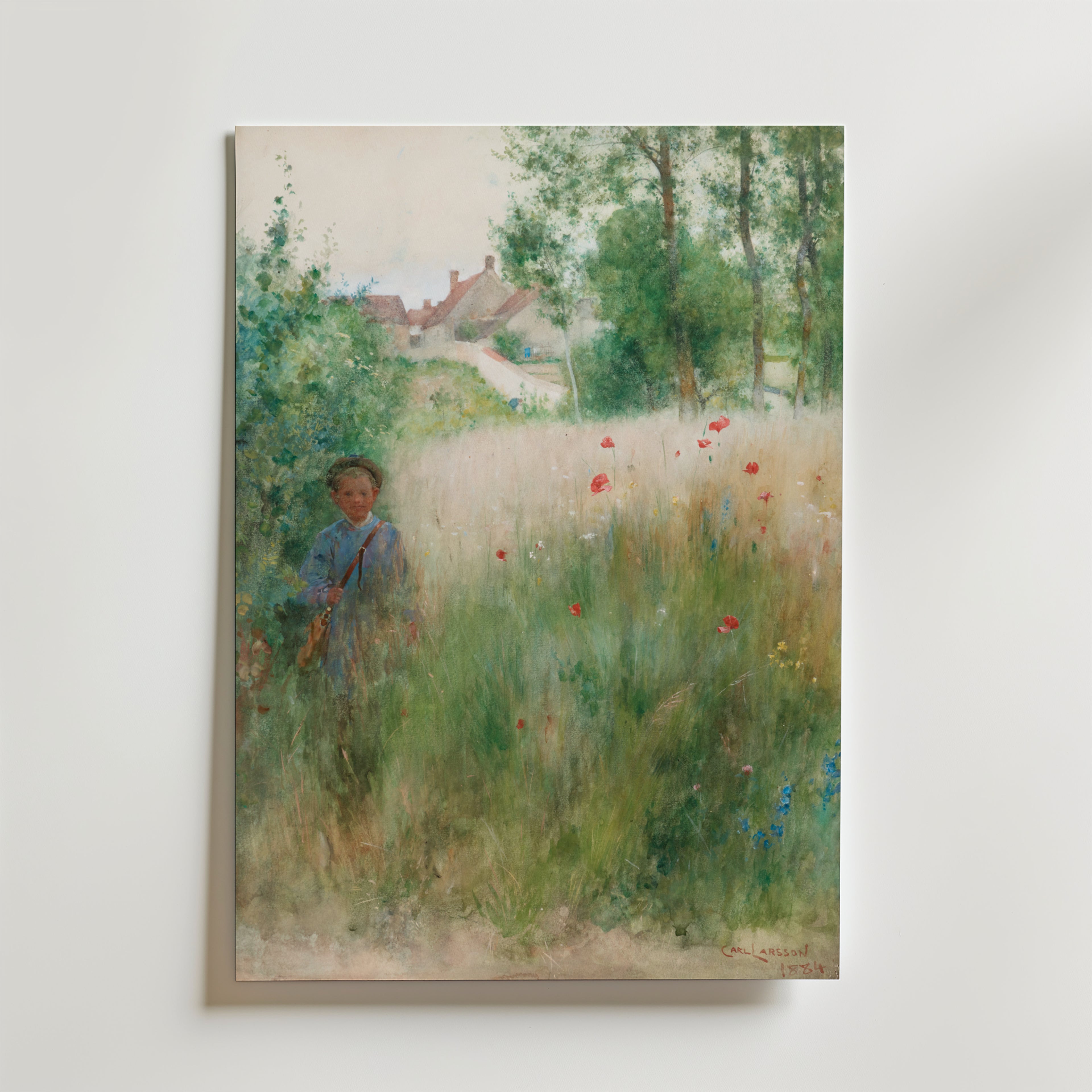 Bozetto Carl Larsson Vallmor 1884 Poster föreställer en ung pojke i en äng med vilda blommor, delvis dold av lövverk; detta mjuka akvarellprint framkallar svensk sommar lugn med pastellfärger och byhus bakom träden.
