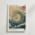 Bozetto Dragon Of Prosperity Waves Poster föreställer en japansk vattendrake i blått och guld som stiger upp ur havsvågor, röda blommor och dekorativ text om drakens symbolik och österländsk harmoni längst ner.