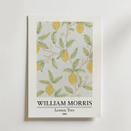 William Morris Lemon Tree Poster by Bozetto föreställer mogna citroner och gröna blad på bleka grenar med små blommor, inramad av vit passepartout och märkt med konstnärens namn och titel.
