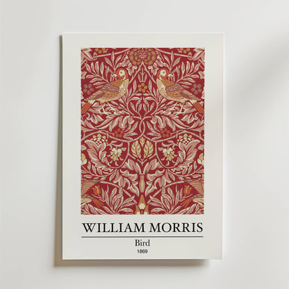 Bozetto William Morris Bird Poster visar Morris konstverk "Bird" från 1869 - två stiliserade fåglar bland intrikata blomstermotiv i rött, guld och beige, som blandar naturmotiv med tidlös inredning. Konstnärens namn och detaljer finns nedan.