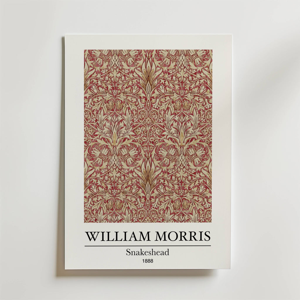 Bozetto William Morris Snakeshead Poster har ett intrikat blommönster i rött och guld med "WILLIAM MORRIS" längst ner, följt av "Snakeshead" och årtalet 1888 i mindre text.