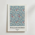 Bozetto William Morris Arbutus Poster visar ett blåblommigt mönster med gröna blad och röda bär på en blå bakgrund och har texten WILLIAM MORRIS, Arbutus och 1879 i svart under motivet.